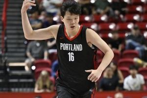 拓媒：杨瀚森的防守显得笨拙和犹豫 防挡拆沉退太多放任波斯特3分