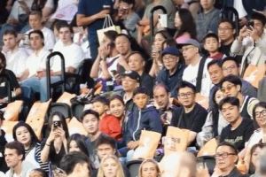 是偶像也是爸爸队友！周琦儿子“糊糊”被曾凡博抱起 2人亲密互动